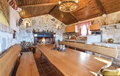 Kuhinja ili čajna kuhinja u objektu Six-Bedroom Holiday Home In Podstrana