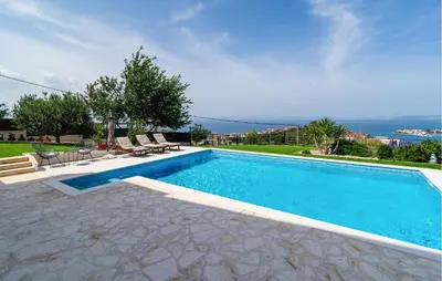Bazen u objektu Six-Bedroom Holiday Home In Podstrana ili u blizini