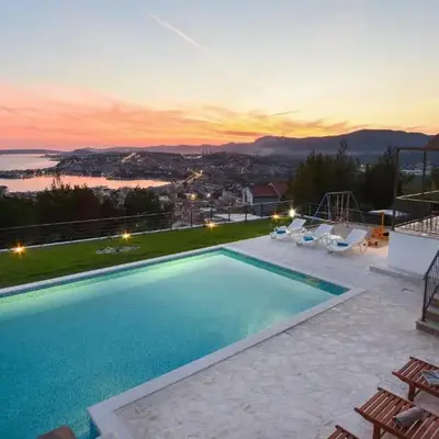 Six-Bedroom Holiday Home In Podstrana