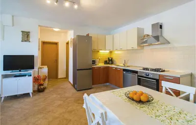Kuhinja ili čajna kuhinja u objektu Two-Bedroom Holiday Home In Zastrazisce