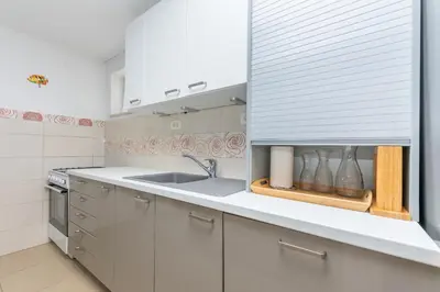 Kuhinja ili čajna kuhinja u objektu House Damir