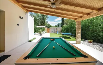Stol za biljar u objektu Beautiful Home In Omis With Sauna