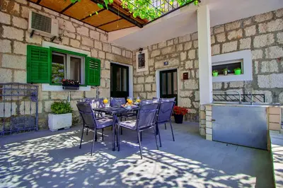 Popločani dio dvorišta ili vanjski dio objekta Holiday Home Vedrana