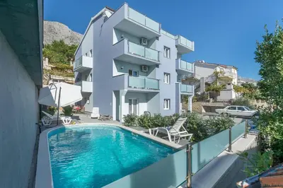 Bazen u objektu Apartments Lorenzo ili u blizini