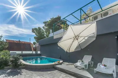 Bazen u objektu Apartments Lorenzo ili u blizini