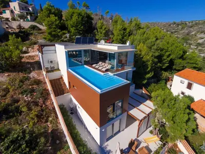 Bazen u objektu Luxury seafront villa Blue Star of Brač with pool ili u blizini