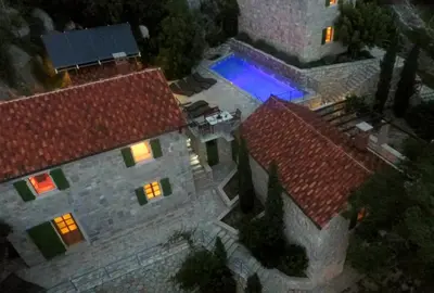 Bazen u objektu Villa Nidus Onei ili u blizini