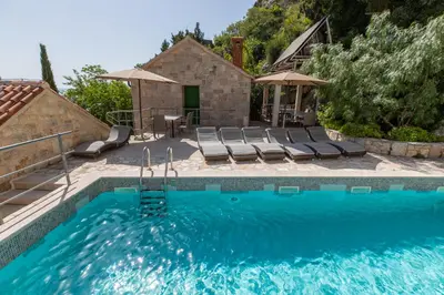 Bazen u objektu Villa Nidus Onei ili u blizini