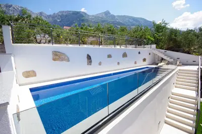 Bazen u objektu Apartments Makarska ili u blizini