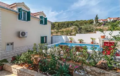 Bazen u objektu Three-Bedroom Holiday Home In Sutivan ili u blizini