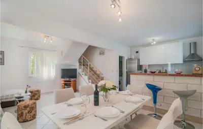 Kuhinja ili čajna kuhinja u objektu Three-Bedroom Holiday Home In Sutivan