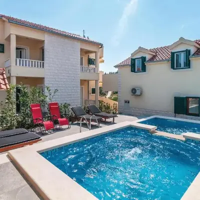 Three-Bedroom Holiday Home In Sutivan