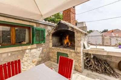 Oprema za roštilj dostupna gostima apartmana