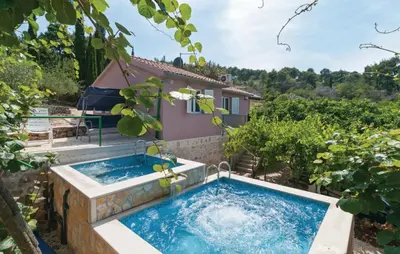Bazen u objektu Holiday Home Blossom ili u blizini