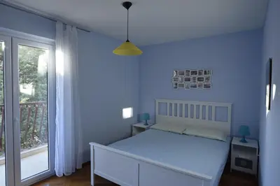 Krevet ili kreveti u jedinici u objektu Holiday apartment with a balcony and sea view, just 300 metres from the beach