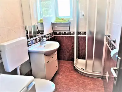 Kupaonica u objektu Holiday apartment with a balcony and sea view, just 300 metres from the beach