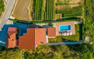Bazen u objektu Three-Bedroom Apartment In Donja Ostrvica ili u blizini