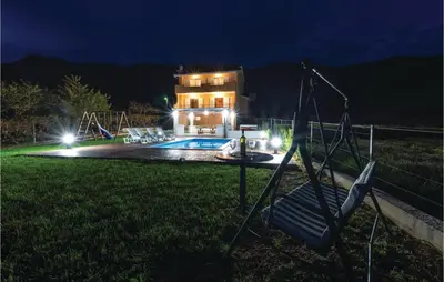 Bazen u objektu Three-Bedroom Apartment In Donja Ostrvica ili u blizini