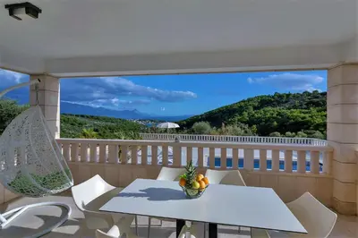 Pogled na planine ili pogled na planine iz vila