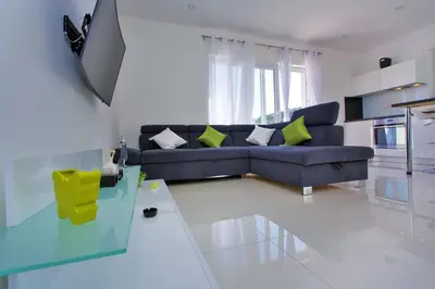 Kuhinja ili čajna kuhinja u objektu Villa Lokanjac with pool and panoramic sea view