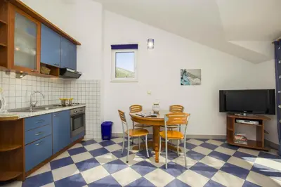 Kuhinja ili čajna kuhinja u objektu Apartmani Sani Bol