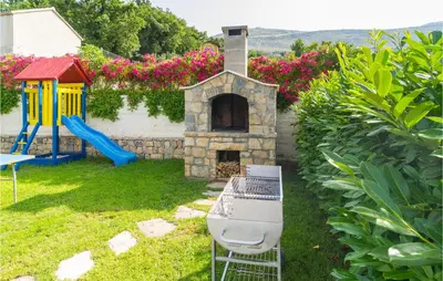 Dječje igralište u objektu Three-Bedroom Apartment In Srinjine
