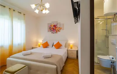 Kupaonica u objektu Three-Bedroom Apartment In Srinjine