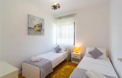 Krevet ili kreveti u jedinici u objektu Three-Bedroom Apartment In Srinjine