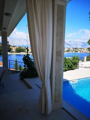 Bazen u objektu Holiday Home Sumartin (682-2) ili u blizini