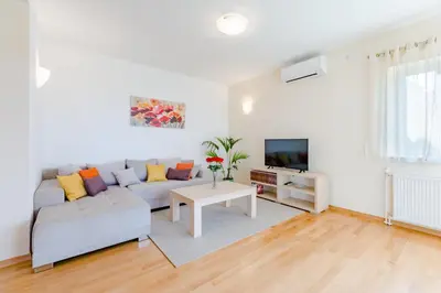 TV i/ili zabavni centar u objektu Apartment Deni with central heating