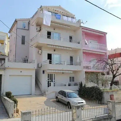 Apartments with parking space Podstrana