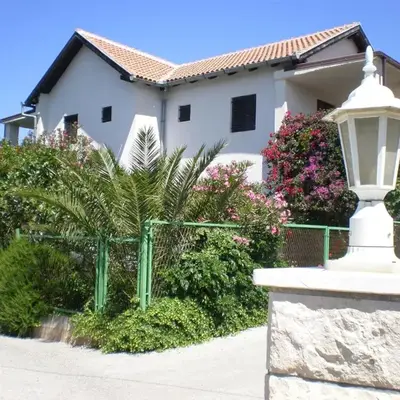 Apartments with a parking space Milna