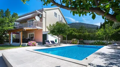 Bazen u objektu Family friendly apartments with a swimming pool Podstrana, Split - 15040 ili u blizini