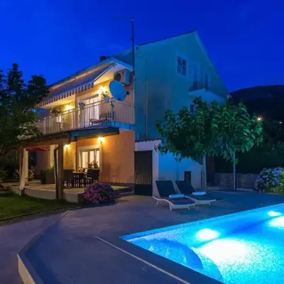 Family friendly apartments with a swimming pool Podstrana