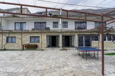 Popločani dio dvorišta ili vanjski dio objekta Apartments L&L
