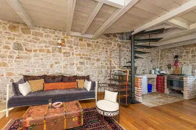Kuhinja ili čajna kuhinja u objektu House Almond