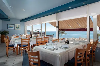 Restoran ili neka druga zalogajnica u objektu Luxury Villa Karla