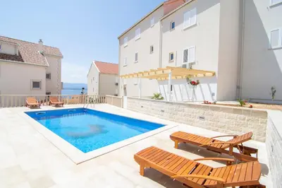 Bazen u objektu Apartments Sara ili u blizini