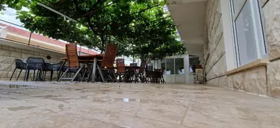 Popločani dio dvorišta ili vanjski dio objekta Palute