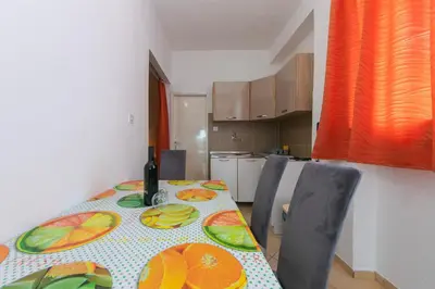 Kuhinja ili čajna kuhinja u objektu Holiday Apartments Stomarica