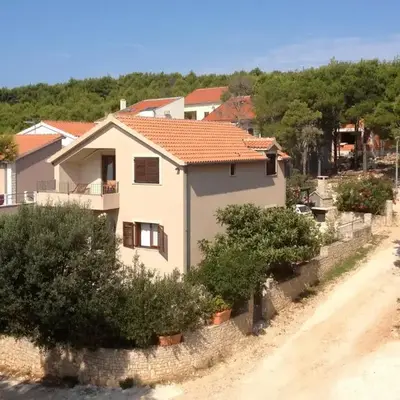 Seaside family friendly house with a swimming pool Cove Osibova