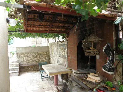 Popločani dio dvorišta ili vanjski dio objekta Apartments with a parking space Omis - 15330