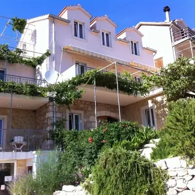 Apartments with a parking space Ivan Dolac