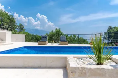 Bazen u objektu Villa Rokova Vala ili u blizini
