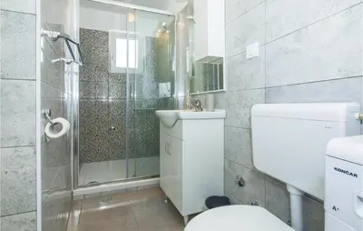 Kupaonica u objektu Three-Bedroom Holiday Home In Stanici