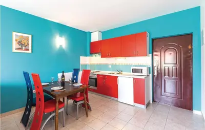 Kuhinja ili čajna kuhinja u objektu Two-Bedroom Apartment In Makarska