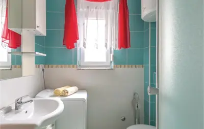 Kupaonica u objektu Two-Bedroom Apartment In Makarska