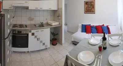 Kuhinja ili čajna kuhinja u objektu Bol Apartment Keka