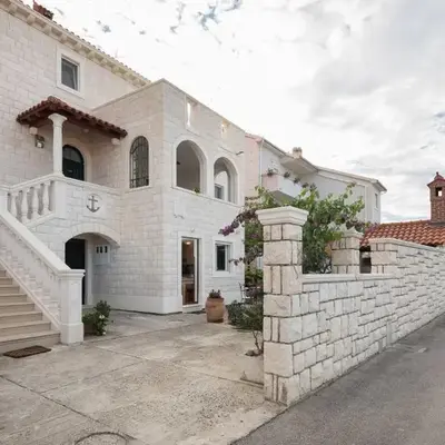 Apartments with parking space Supetar