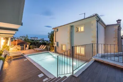 Bazen u objektu Villa Artea, Luxurious Villa with Heated Pool ili u blizini
